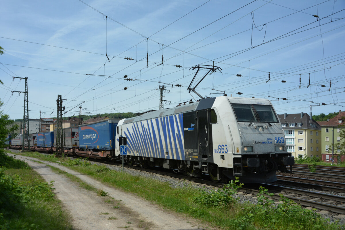185 663-2 mit einem KLV-Zug in Richtung Treuchtlingen. Freitag, 13. Mai 2022, bei der Ausfahrt aus Würzburg Hbf. 
