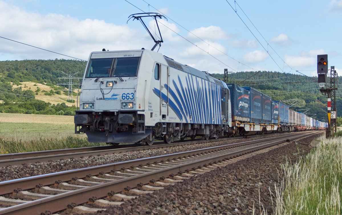 185 663-2 ist mit einen Aufliegerzug in Richtung Süden unterwegs,gesehen am 20.06.2018 bei Reilos.