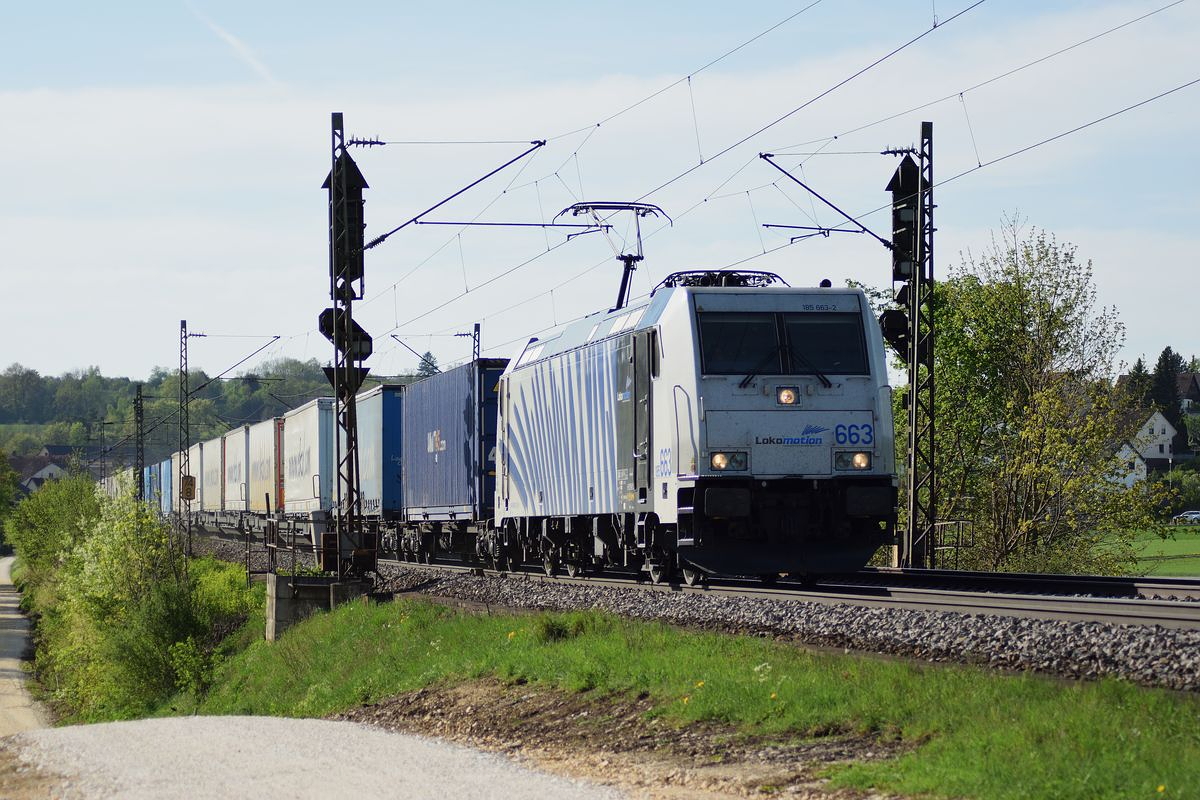 185 663 von Lokomotion ist am 27. April 2018 damit betraut den ekol-Zug, der an diesem Tag auch andere Container und Sattelauflieger enthält, über die Schwäbische Alb Richtung München zu bringen. Hier ist der Zug zwischen Lonsee und Westerstetten. 