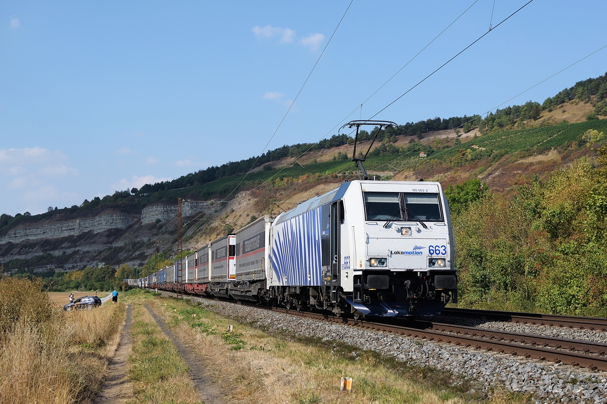 185 663 von Lokomotion bespannt am 5. September 2018 einen Klv-Zug. Aufgenommen kurz vor Thüngersheim auf der KBS 800.
