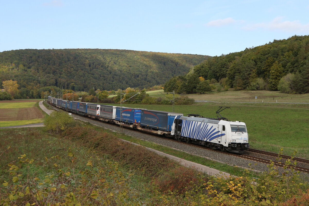 185 663 von  Lokomotion  mit einem  KLV  am 11. Oktober 2022 bei Harrbach am Main.