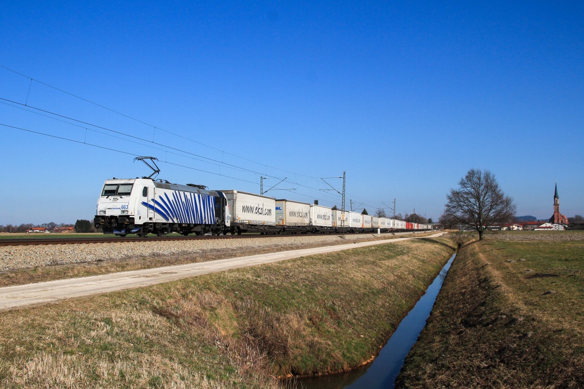 185 663 mit einem EKOL am 28. Februar 2014 bei Übersee.