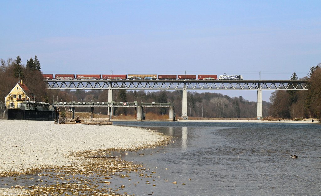 185 663 mit Güterzug auf der Großhesseloher Brücke in München. 19.03.2016.
