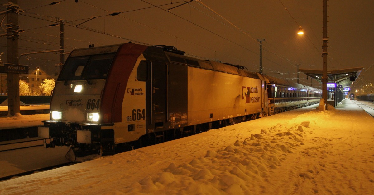 185 664-0 ``KombiVerkehr`` von Lokomotion steht am 16.1.2016 mit dem  Schneeexpress  DRV 13189 von Scharzach st.Veit bzw. Bludenz in Wörgl Hbf und verkehrt nach Hamburg.