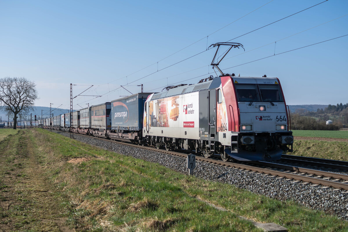 185 664-0 mit einem Aufliegerzug Bei Retzbach-Z. am 27.03.2025.