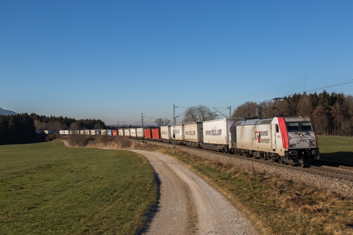 185 664 von Lokomotion mit dem 41857 am 29. Dezember 2015 bei Grabenstätt.