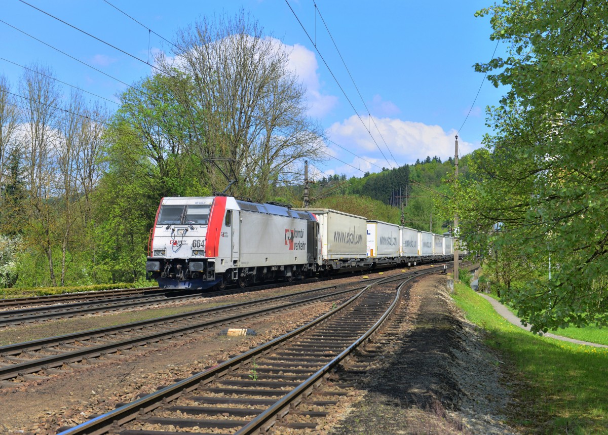 185 664 mit einem umgeleiteten Ekol-KLV am 25.04.2014 bei Wernstein am Inn.