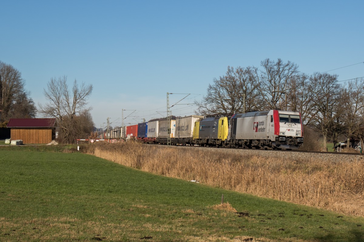 185 665 und 189 903 von Lokomotion mit dem 41857 am 5. Dezember 2015 bei Weisham in Richtung Salzburg.