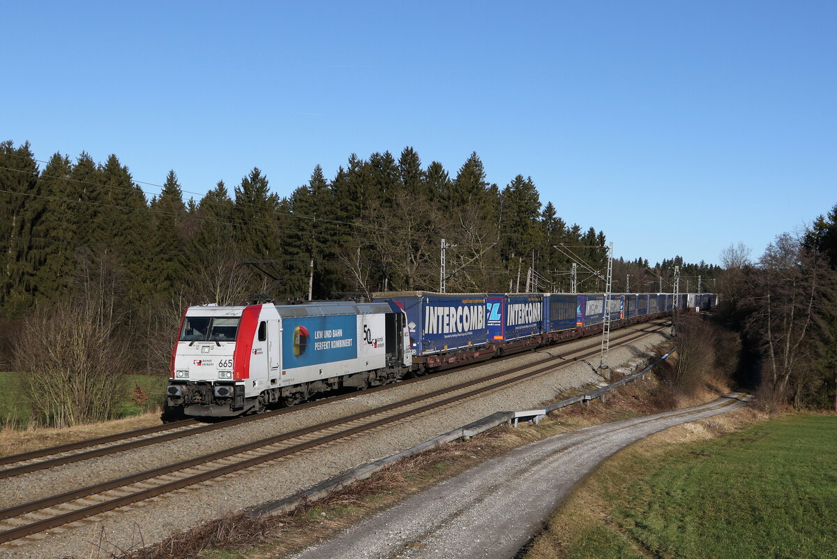 185 665  Kombi Verkehr  mit dem  Intercombi  aus Salzburg kommend am 31. Dezember 2021 bei Grabenstätt im Chiemgau.