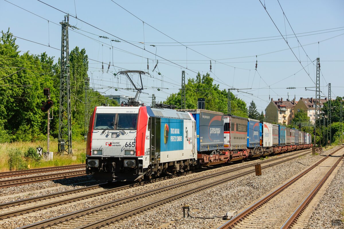 185 665  Kombiverkehr  mit KLV in München-Heimeranplatz, Juni 2023.