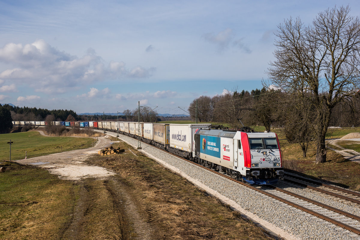 185 665 von Lokomotion fährt mit einem EKOL bei Grabenstätt in Richtung Salzburg, aufgenommen am 25. Februar 2017.