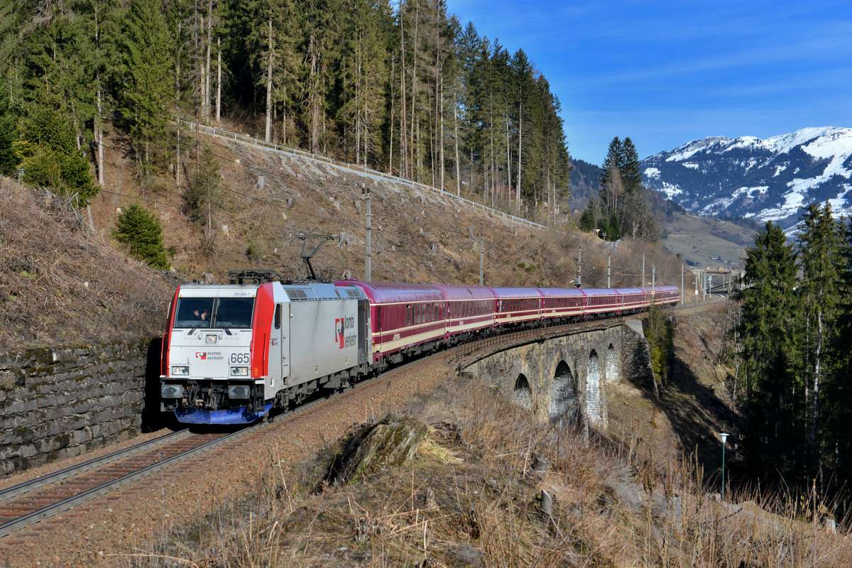 185 665 mit einem Turnuszug am 15.02.2014 bei Bad Hofgastein. 