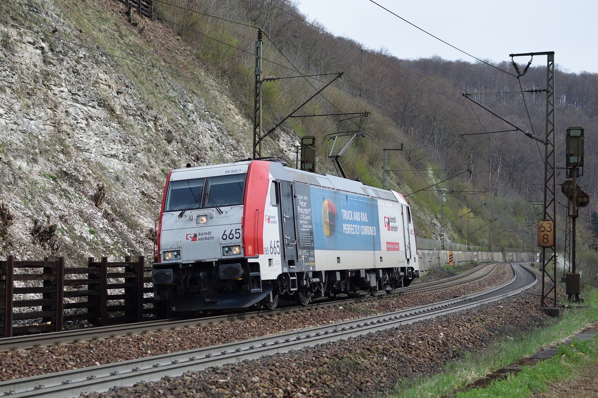 185 665 rollt am 15. April 2018 die Geislinger Steige hinab.