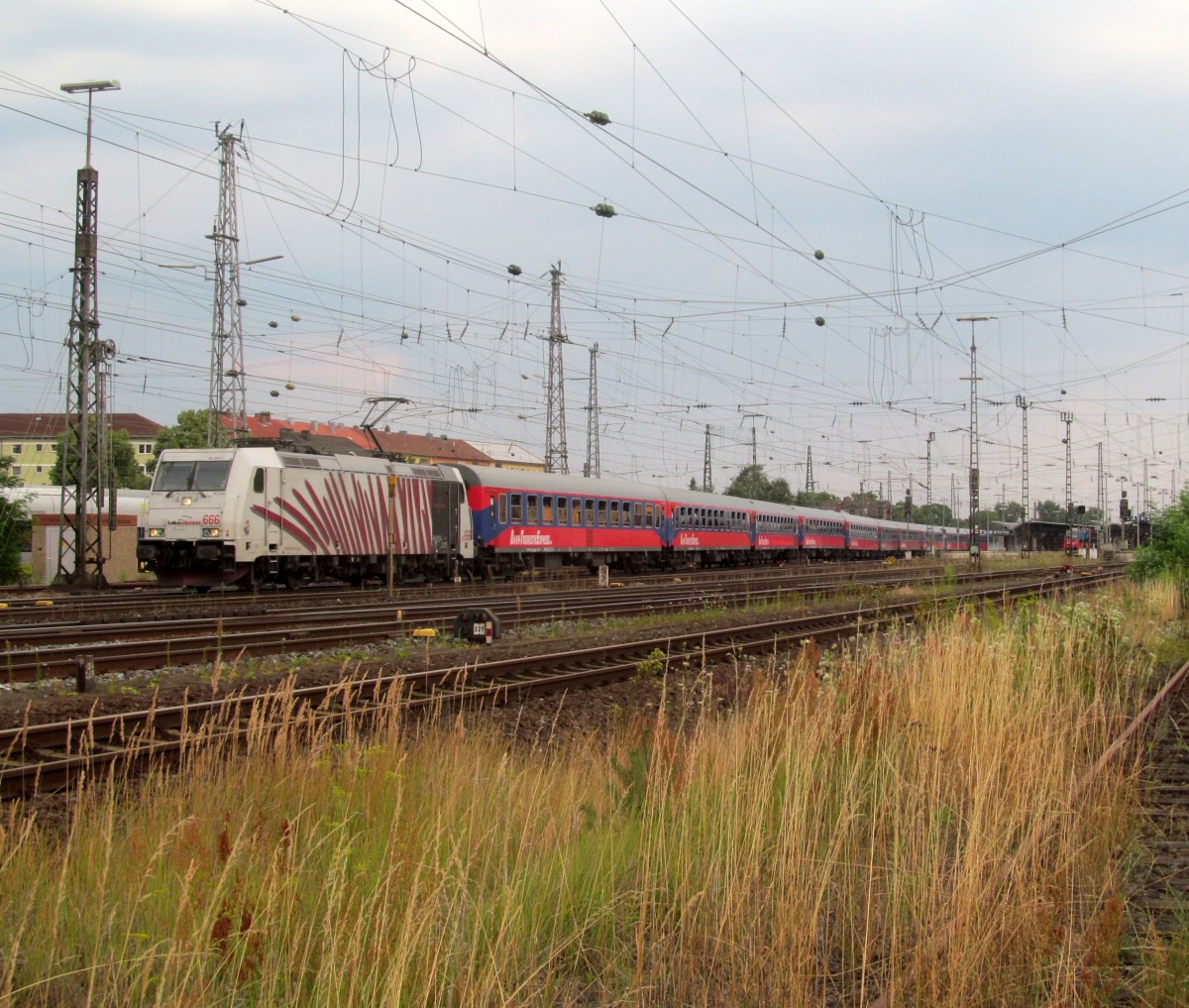 185 666-5 von Lokomotion verlässt am 26. Juli 2014 mit einem BTE Sonderzug nach Kornwestheim den Bahnhof Bamberg.