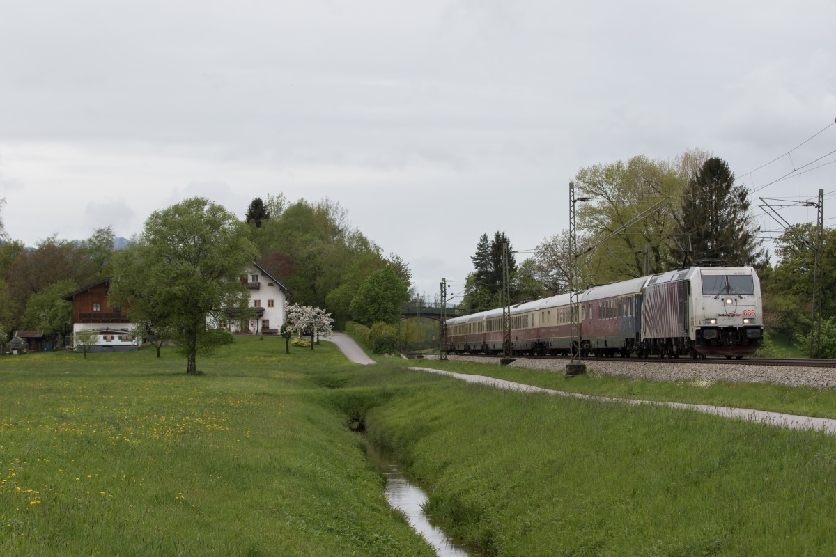185 666 von Lokomotion mit einem TEE am 3. Mai 2015 bei Übersee.