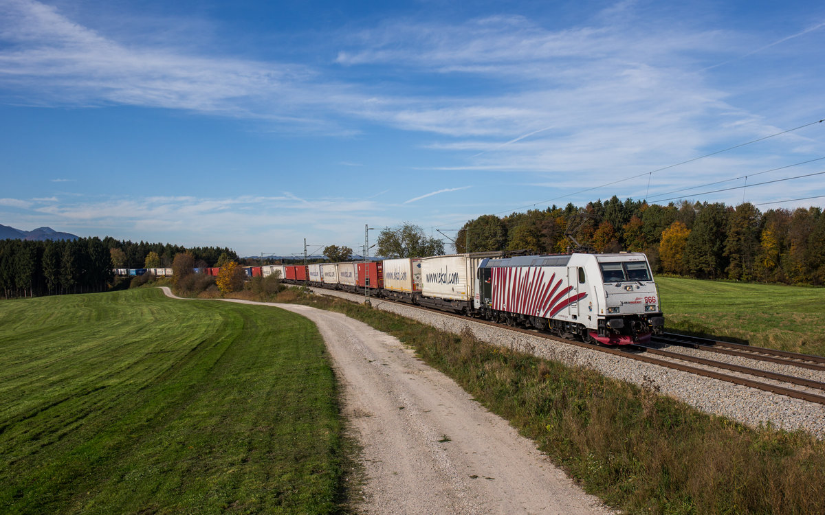 185 666 von Lokomotion zieht einen Ekol bei Grabenstätt in Richtung Salzburg, aufgenommen am 18. Oktober 2017.