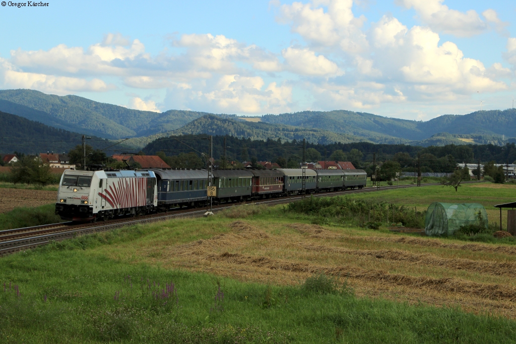 185 666 mit dem DPE 13 (Seebrugg-Stuttgart) bei Kollmarsreute, 16.08.2014.