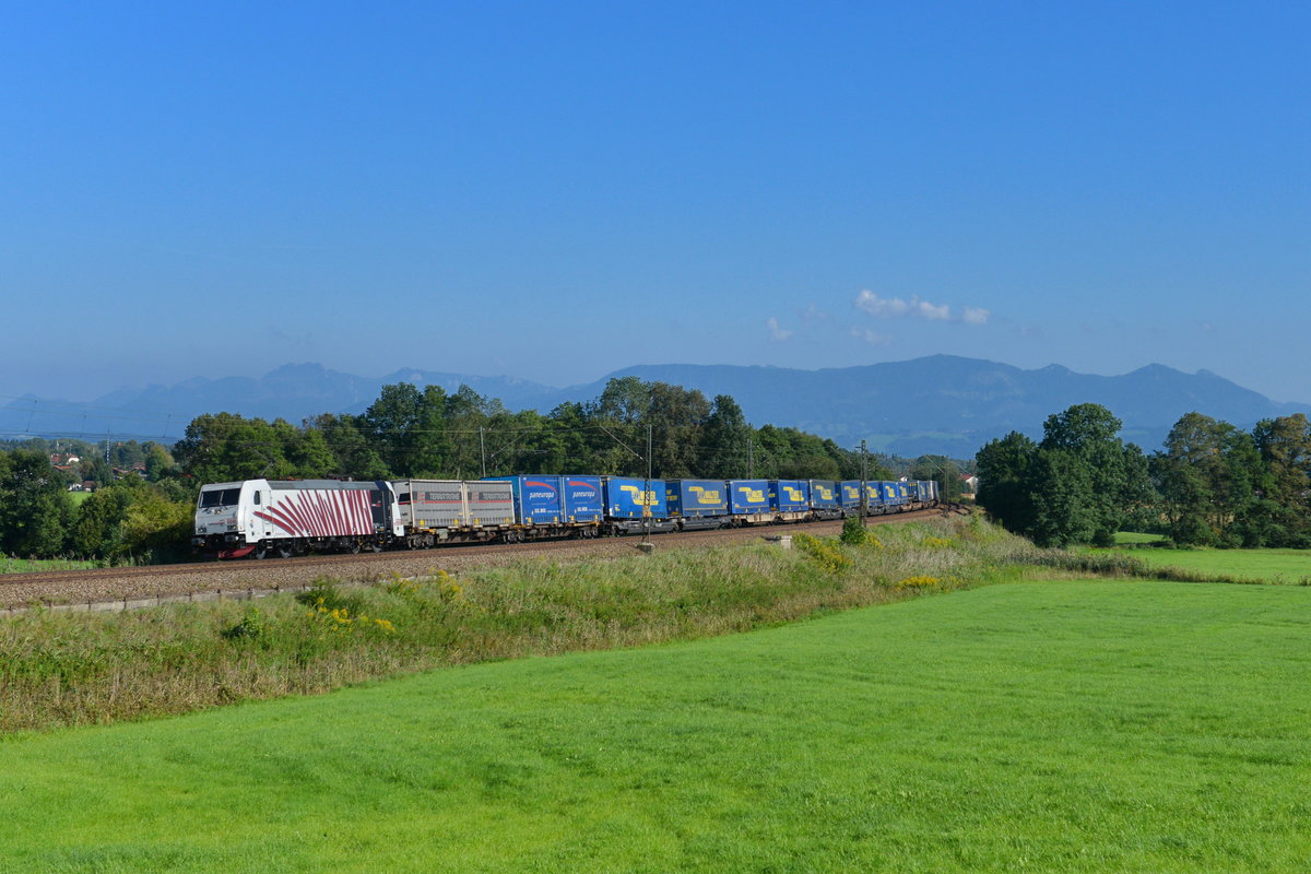 185 666 mit einem KLV am 29.08.2017 bei Rann.