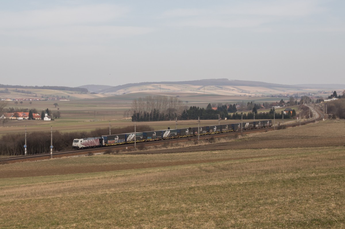 185 666 mit einem kurzen KLV am 17. März 2015 bei Neulengbach.