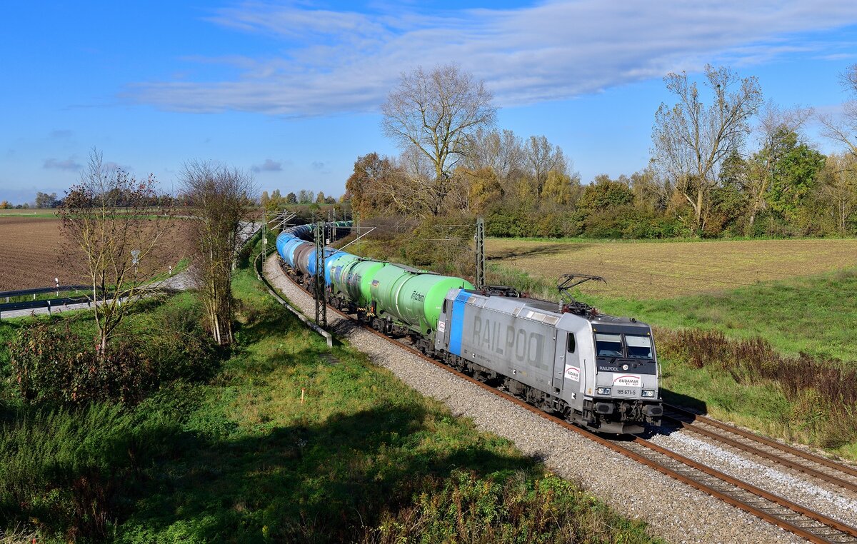 185 671 mit einem Kesselzug am 25.10.2022 bei Langenisarhofen.