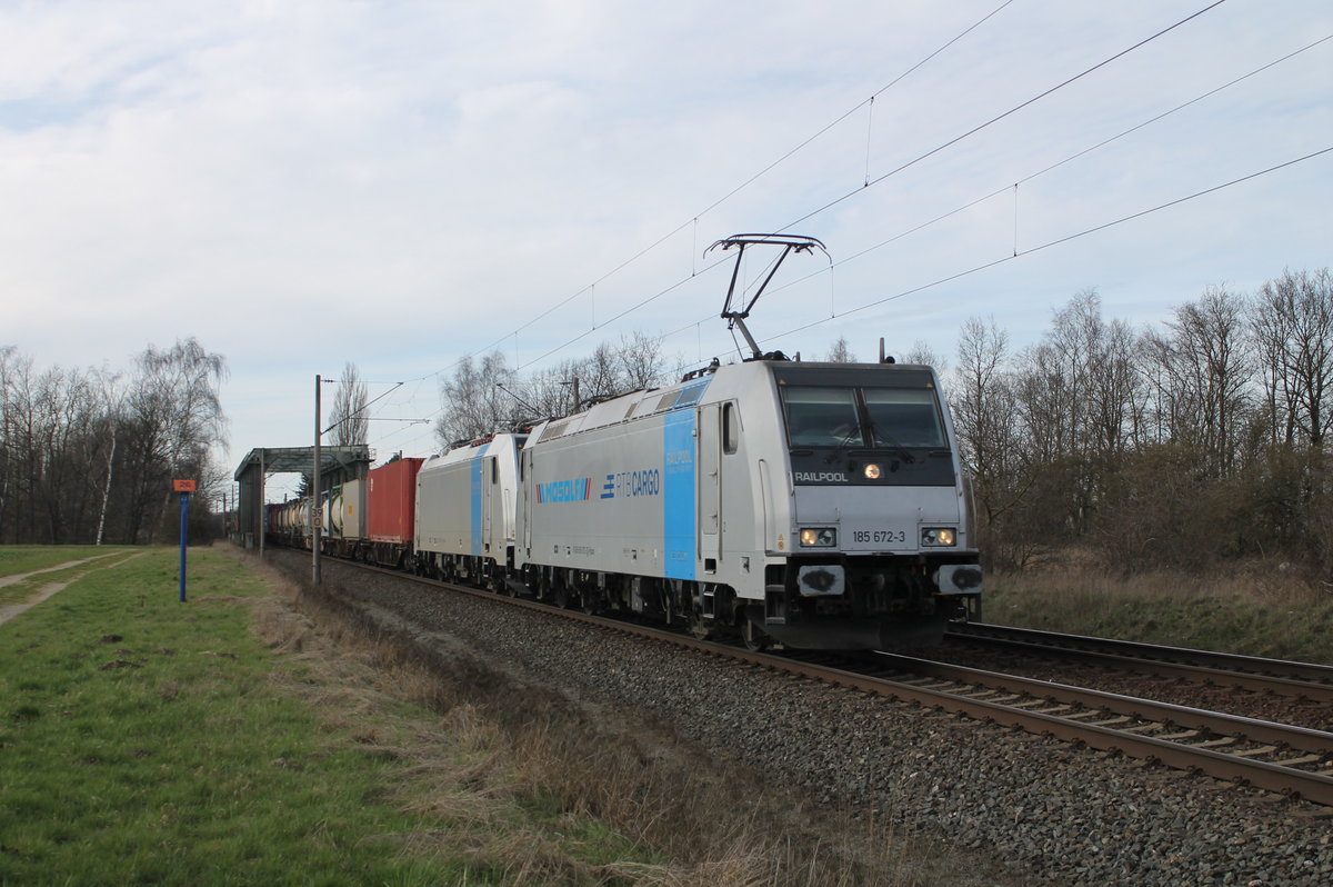 185 672-3 RTB+186 297-8 Railpool mit Containerzug bei Woltorf am 22.03.2017