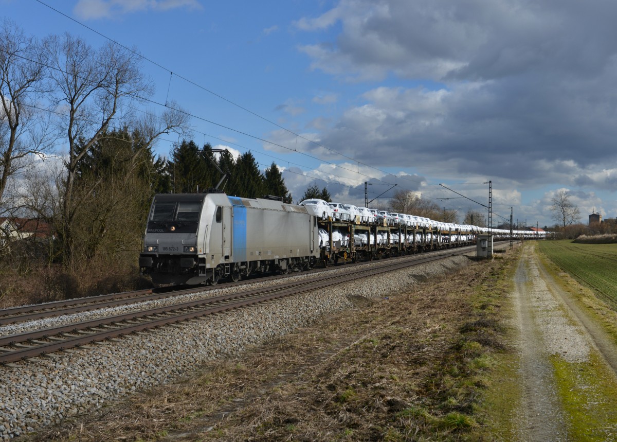 185 672 mit einem Autozug am 14.02.2014 bei Langenisarhofen.