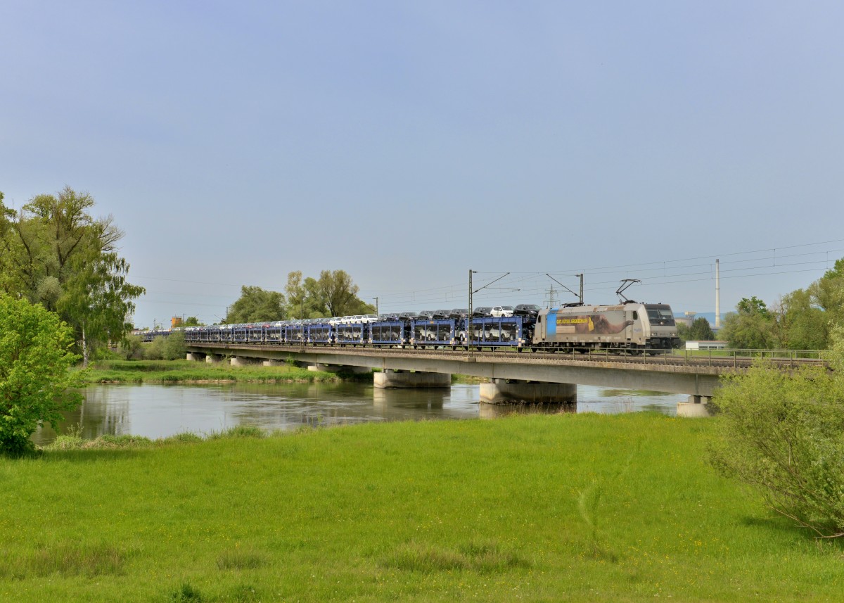 185 672 mit einem Autozug am 12.05.2015 auf der Isarbrücke bei Plattling. 