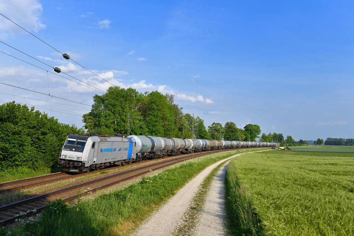 185 672 mit einem Kesselzug am 18.05.2018 bei Langenisarhofen. 