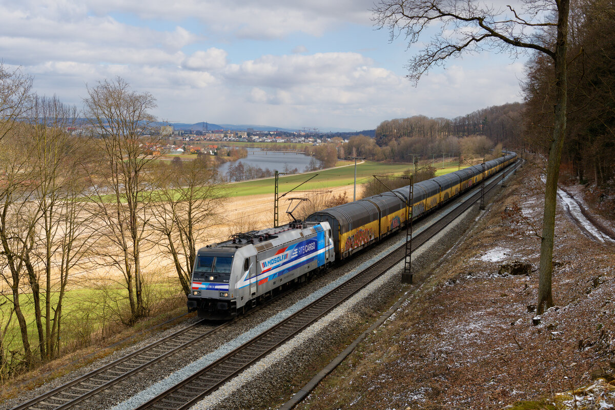 185 672 Railpool/RTB Cargo  Mosolf  mit einem ARS Altmann Autotransportzug bei Etterzhausen Richtung Nürnberg, 20.03.2021