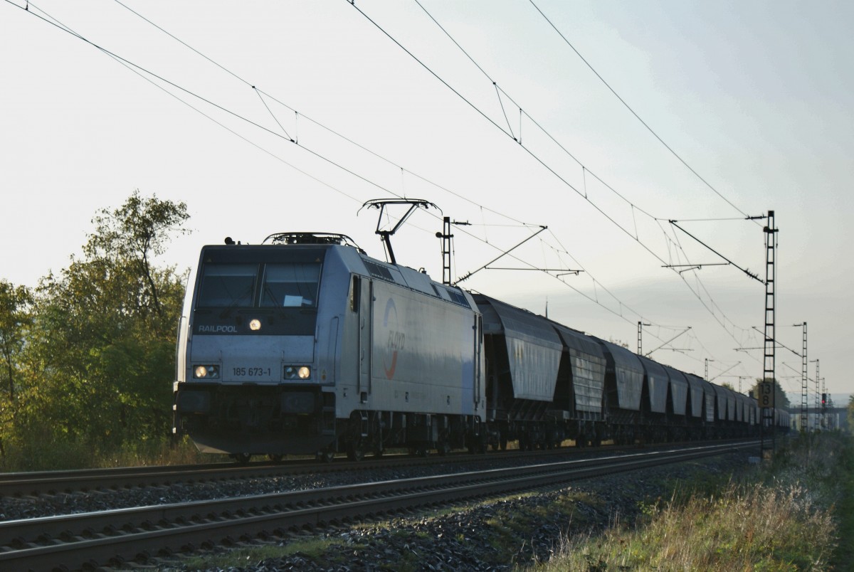 185 673-1 mit einen Getreidezug Richtung Norden am 02.10.13 unterwegs.