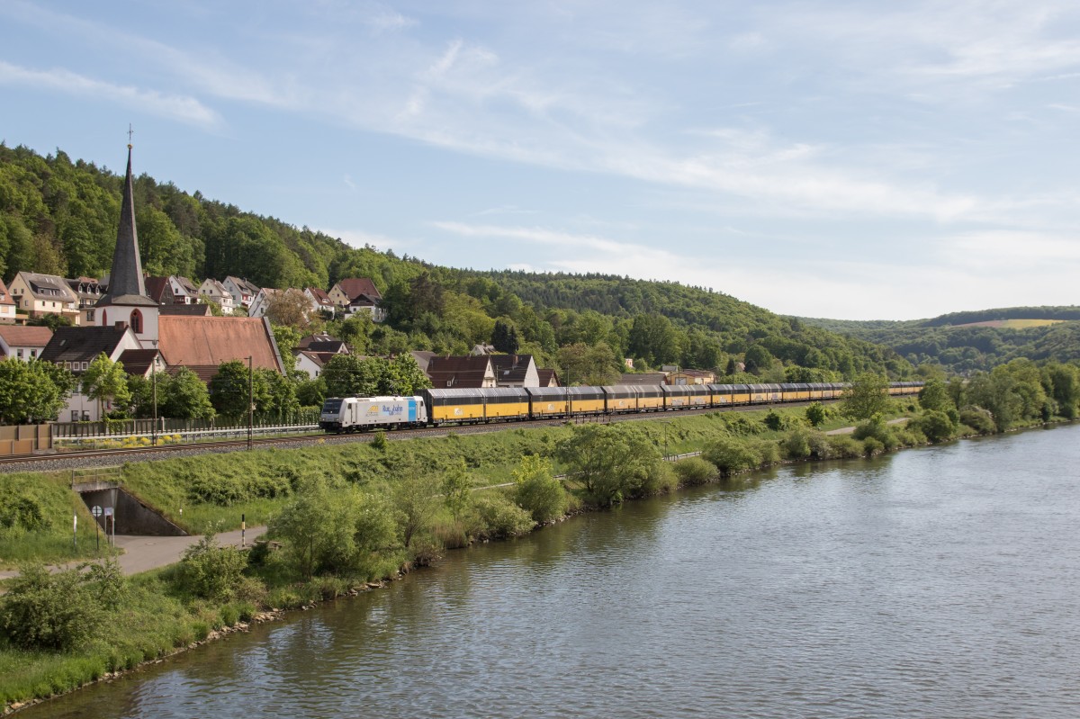 185 673 mit einem Altmann am 15. Mai 2015 in Wernfeld.