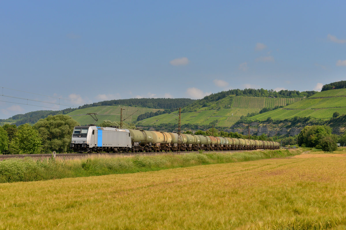 185 673 mit einem Kesselzug am 06.07.2013 bei Himmelstadt. 