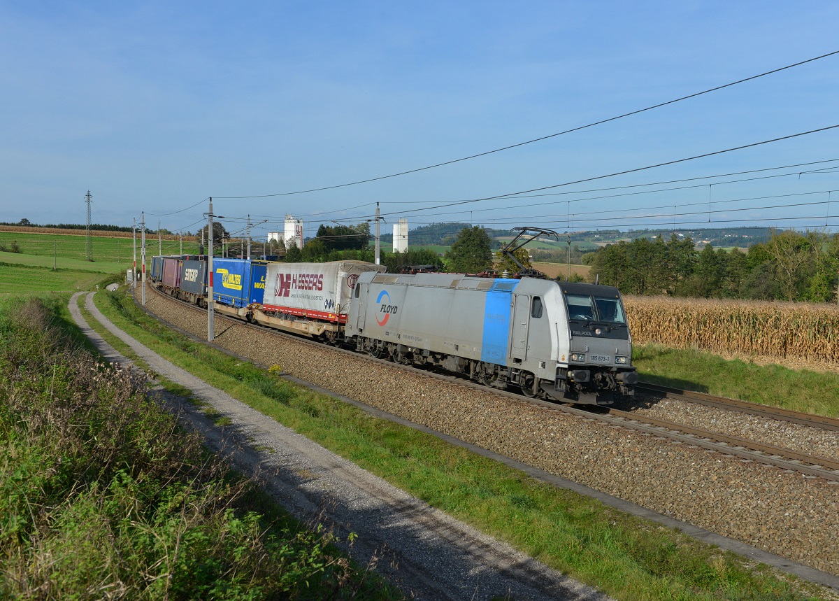 185 673 mit einem KLV am 12.10.2014 bei Haiding. 