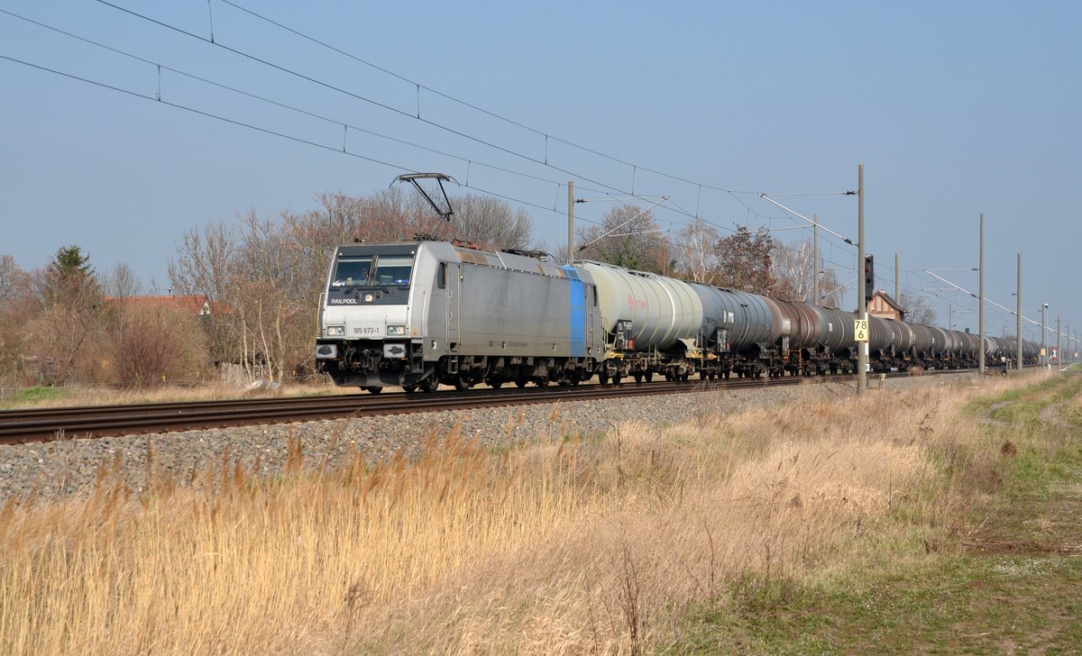 185 673 schleppte am 23.03.19 einen Kesselwagenzug durch Braschwitz Richtung Halle(S).