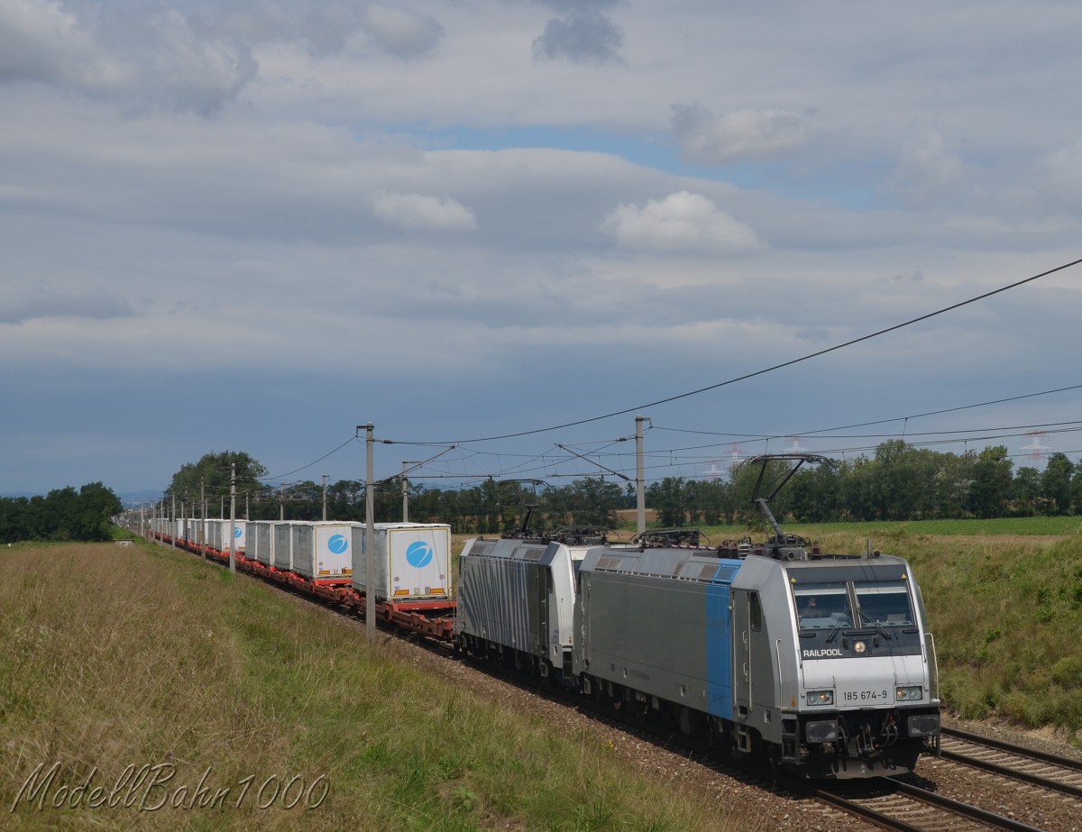 185 674 und 185 661 mit dem TEC 40617 (und rund 150min Verspätung) am Weg Richtung Ungarn.
Aufgenommen am 17.8.2014 bei Gramatneusiedl