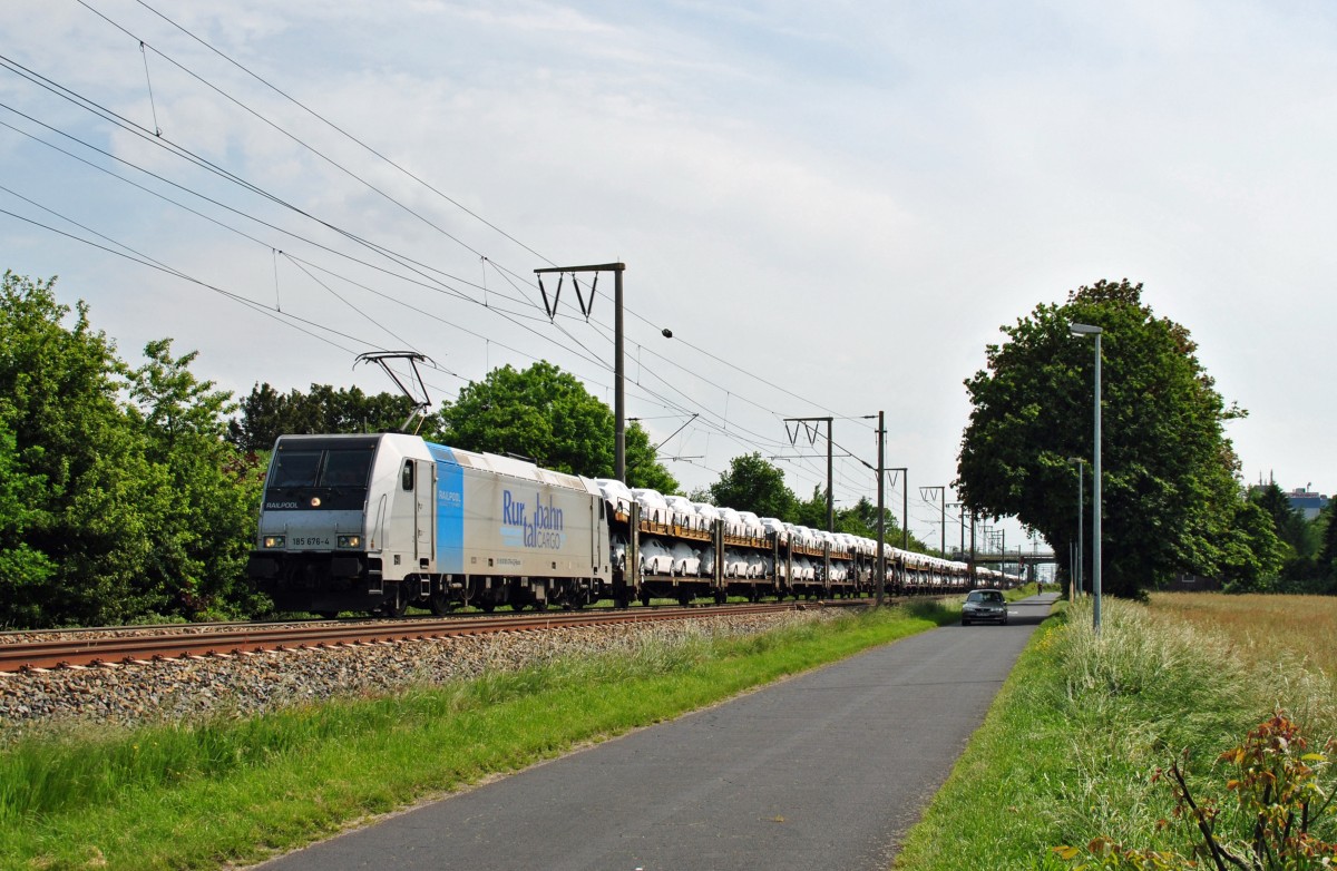 185 676-4 fuhr am 26.05.2014 mit einem Autozug durch Leer in Richtung Emden.