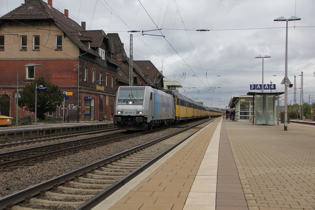 185 676-4 mit geschlossenen ARS-Autotransportwagen in Fahrtrichtung Süden. Aufgenommen am 18.10.2013 in Eichenberg.