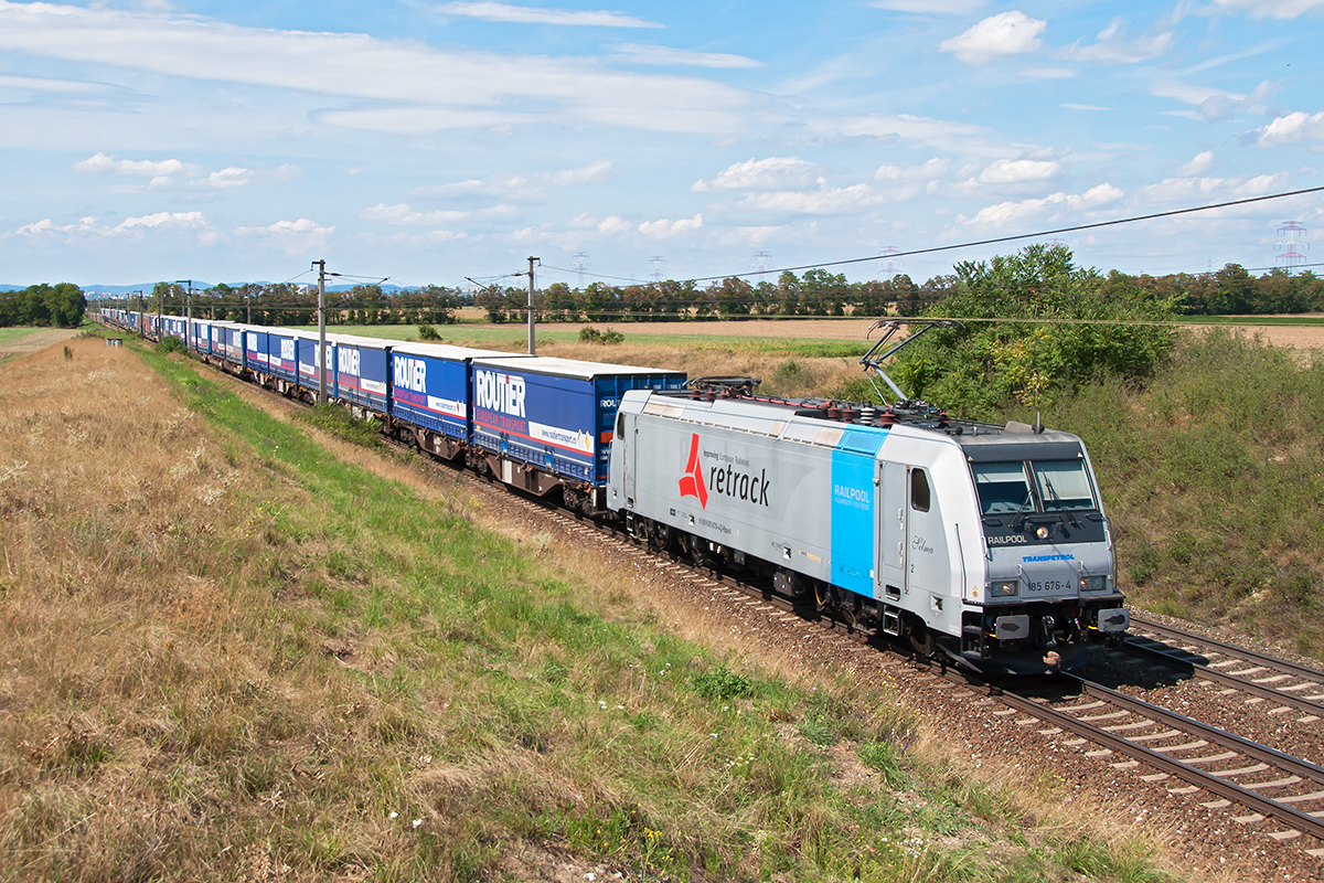 185 676 mit einem Routier-KLV Ganzzug konnte am 11.08.2018 kurz vor Gramatneusield fotografisch festgehalten werden.