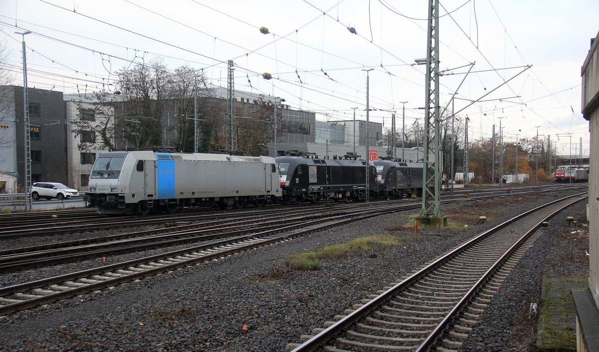 185 677-2 und 182 596-7 und 182 528-0 alle drei fahren für Crossrail  rangiern in Aachen-West.
Am Nachmittag vom 3.1.2019.