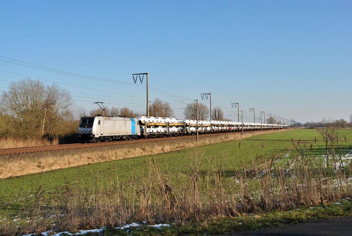 185 677-2 fuhr am 06.02.2015 mit einem ARS-Altmann Zug von Bremen nach Emden, hier bei Gandersum.