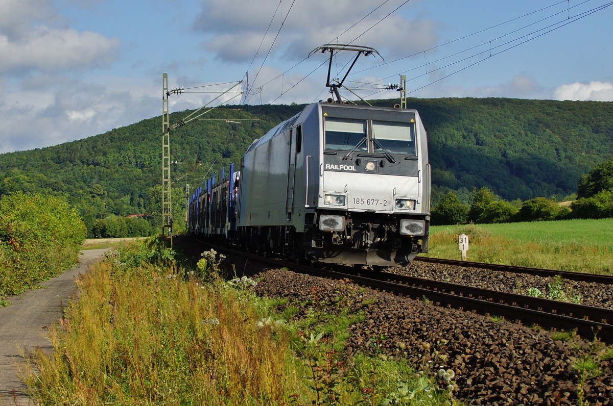 185 677-2 mit einen Autozug bei Haarbach am 12.08.14.