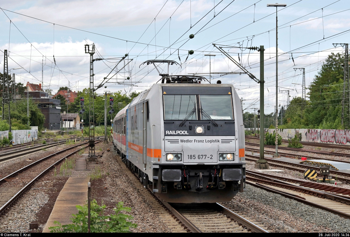 185 677-2 der Railpool GmbH, vermietet an die HSL Logistik GmbH (HSL), untervermietet an die Wedler Franz Logistik GmbH & Co. KG (WFL) und im Dienste der Abellio Rail Baden-Württemberg GmbH (Ersatzzug), als verspäteter RE 95865 (RE10b) von Heilbronn Hbf nach Tübingen Hbf erreicht den Bahnhof Ludwigsburg auf Gleis 4.
Aufgenommen am Ende des Bahnsteigs 4/5.
[28.7.2020 | 14:36 Uhr]