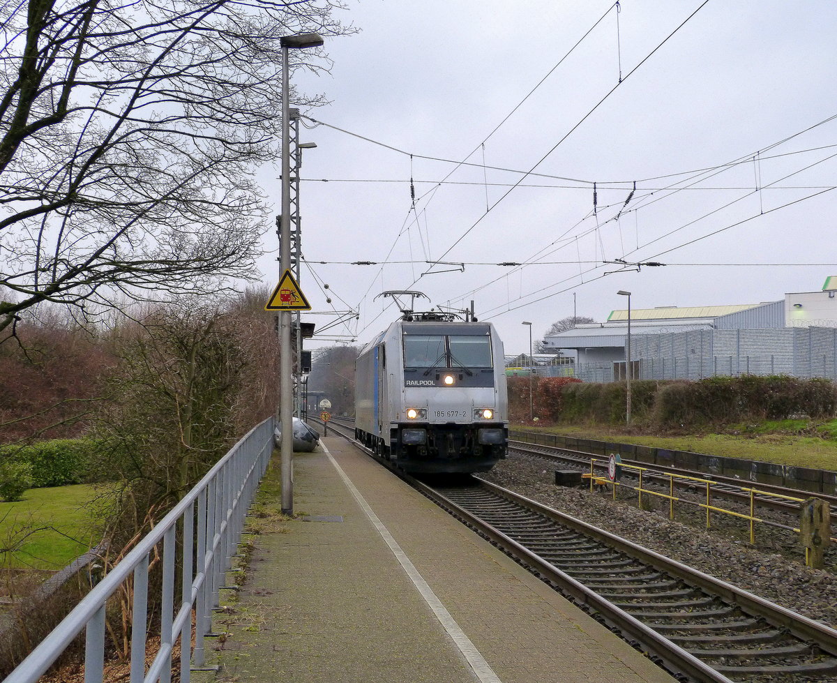185 677-2 von Railpool kommt als Lokzug aus Herzogenrath nach Aachen-West und fährt die Kohlscheider-Rampe hoch aus Richtung Herzogenrath und fährt durch Kohlscheid in Richtung Richterich,Laurensberg,Aachen-West. 
Aufgenommen von Bahnsteig 2 in Kohlscheid.
Bei Regenwetter am Nachmittag vom 22.3.2018.