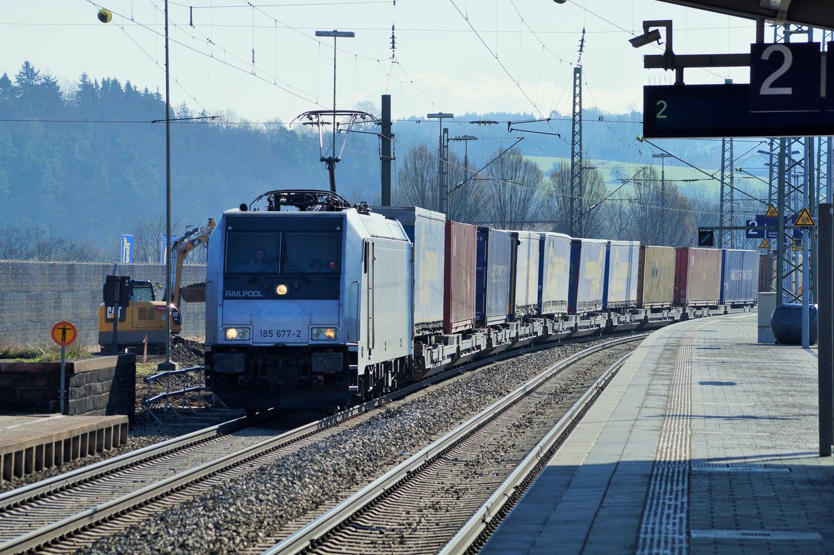 185 677-2 der Railpool mit Güterzug bei der Durchfahrt durch den Bahnhof Vilshofen.
Vilshofen, 6.4.2018