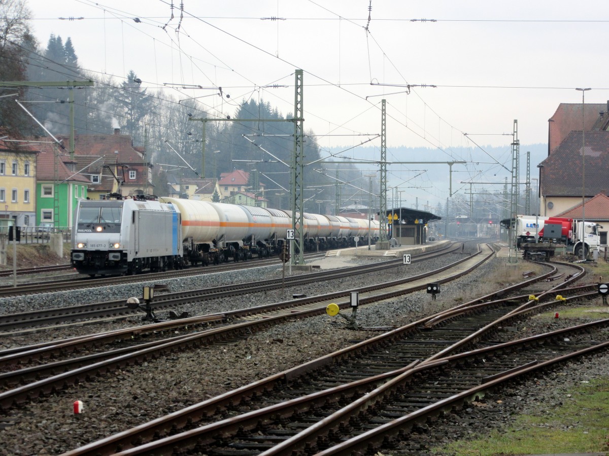 185 677-2 von Railpool steht am 19. Januar 2015 mit einem Kesselwagenzug im Bahnhof Kronach.