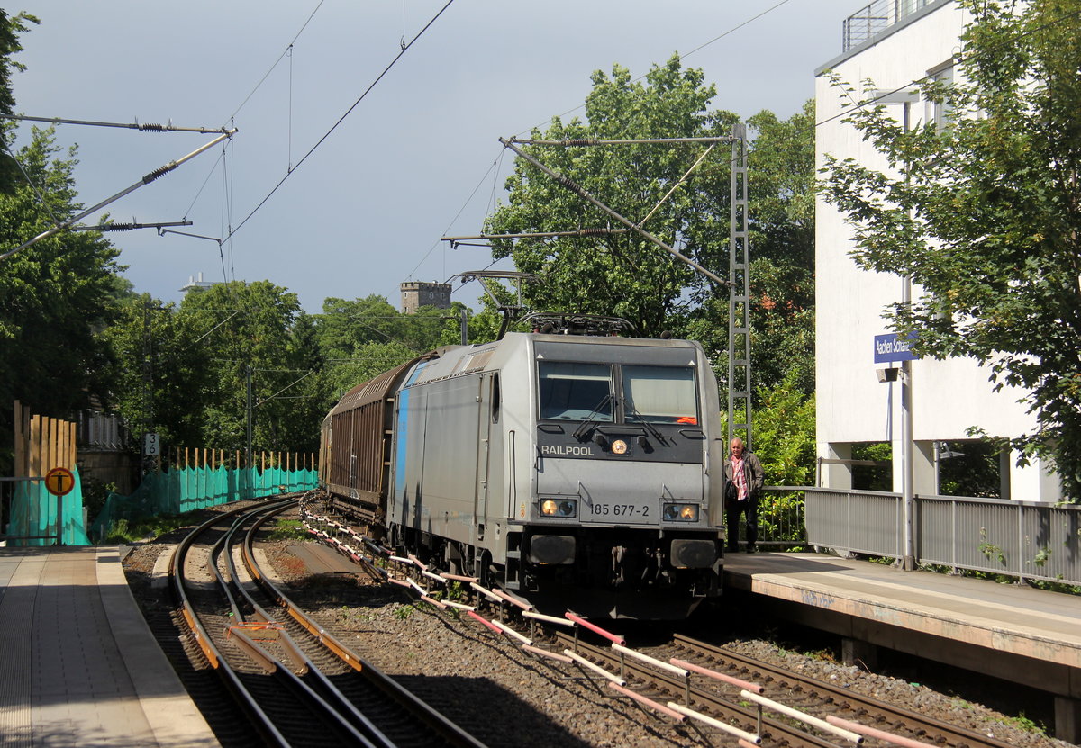 185 677-2 von Railtraxx  kommt aus Richtung Aachen-West auf dem falschen Gleis mit einem langen gemischten Güterzug aus Antwerpen-Waaslandhaven(B) nach Linz-Voestalpine(A) und fährt durch Aachen-Schanz in Richtung Aachen-Hbf,Aachen-Rothe-Erde,Stolberg-Hbf(Rheinland)Eschweiler-Hbf,Langerwehe,Düren,Merzenich,Buir,Horrem,Kerpen-Köln-Ehrenfeld,Köln-West,Köln-Süd.
Aufgenommen vom Bahnsteig von Aachen-Schanz.
Bei Sommerwetter am Nachmittag vom 13.6.2019.