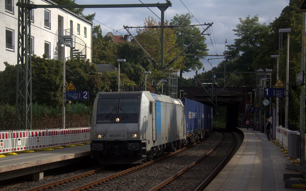 185 677-2 von Railtraxx kommt aus Richtung Köln,Aachen-Hbf mit einem P&O-Containerzug aus Oradea(RO) nach Zeebrugge(B) und ffährt durch Aachen-Schanz in Richtung Aachen-West.
Aufgenommen vom Bahnsteig von Aachen-Schanz.
Am 17.9.2019.