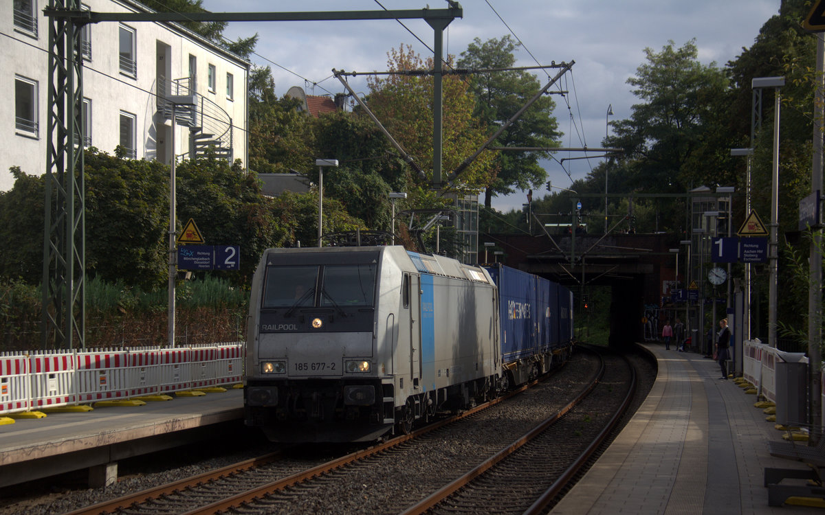 185 677-2 von Railtraxx kommt aus Richtung Köln,Aachen-Hbf mit einem P&O-Containerzug aus Oradea(RO) nach Zeebrugge(B) und ffährt durch Aachen-Schanz in Richtung Aachen-West.
Aufgenommen vom Bahnsteig von Aachen-Schanz.
Am 17.9.2019.
