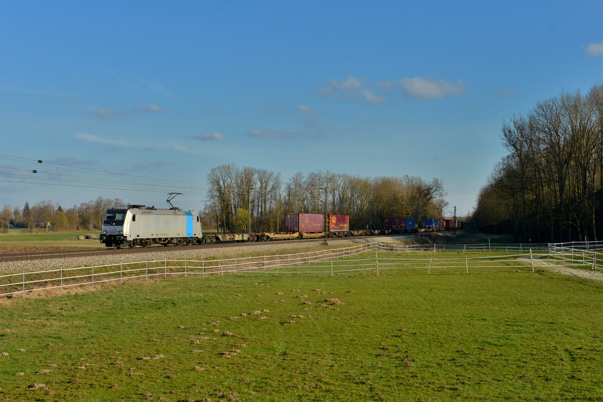 185 677 mit DGS 41156 am 16.03.2016 bei Schwarzwöhr. 