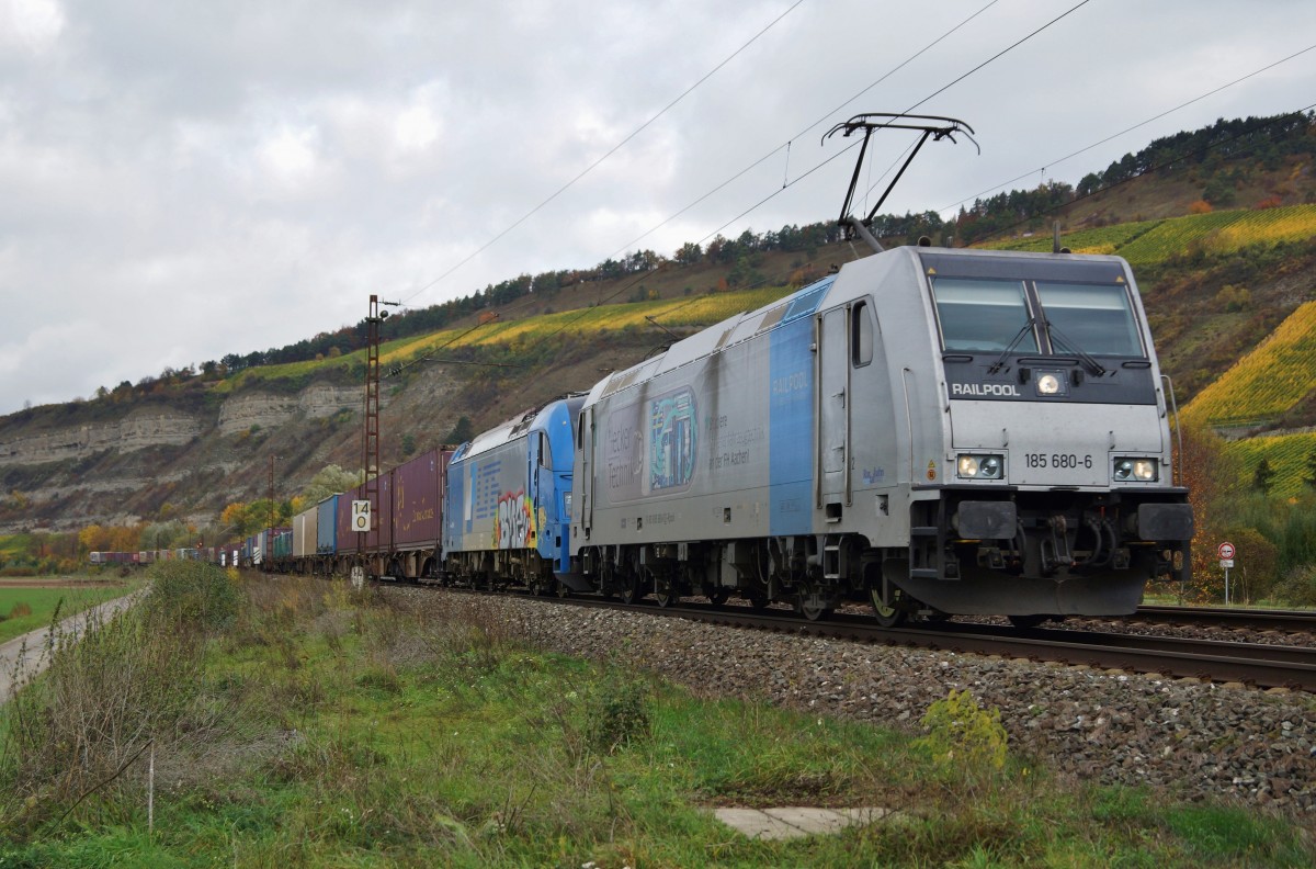 185 680-6 und 1216 mit einen langen Containerzug bei Th�ngersheim am 24.10.13